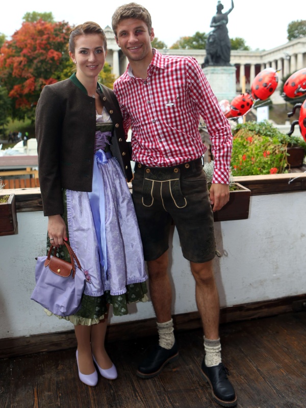 Jogador do Bayern de Munique Thomas Mueller e a companheira Lisa participam do último dia da Oktoberfest em Munique (07/10/2012)