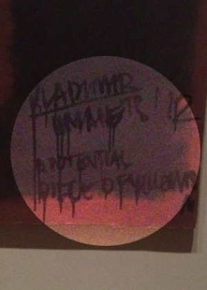 No destaque clareado, a danificação feita na pitura de Rothko em galeria de Londres (7/10/12) - Reprodução/Twitter/