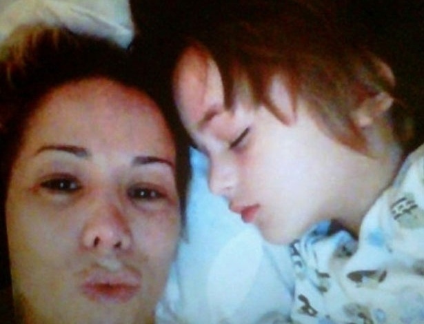 O namorado de Danielle Winits, Amaury Nunes, publicou em seu twitter uma foto da atriz, sem maquiagem, com o filho mais velho Noah (4), capturada enquanto eles conversavam pelo skype, na madrugada desta quinta-feira (7/6/12)