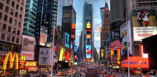 Times Square, na região central de Nova York, coração do aglomerado urbano que é, simultaneamente, uma megacidade e uma cidade global - Wikimedia Commons/Terabass