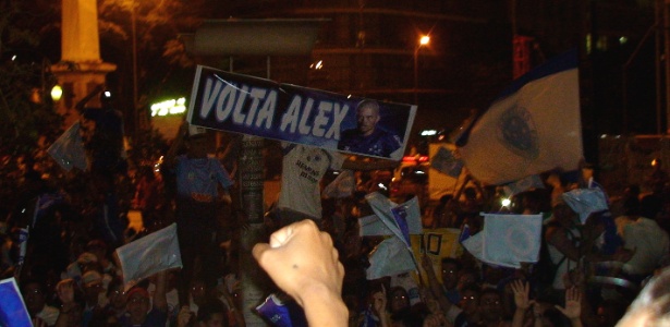 Torcedores do Cruzeiro pedem a volta de Alex ao Cruzeiro em manifestação em BH - Gabriel Duarte/UOL
