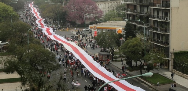 Bandeirão de 8 km é levado pela torcida do River Plate pelas ruas de Buenos Aires - EFE/RICARDO NUÑEZ