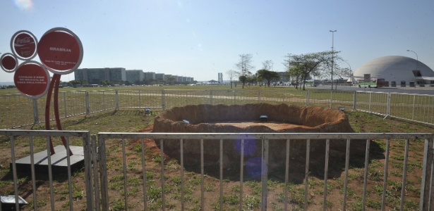Área onde ficava o boneco gigante do tatu-bola mascote da Copa do Mundo de 2014, em Brasília