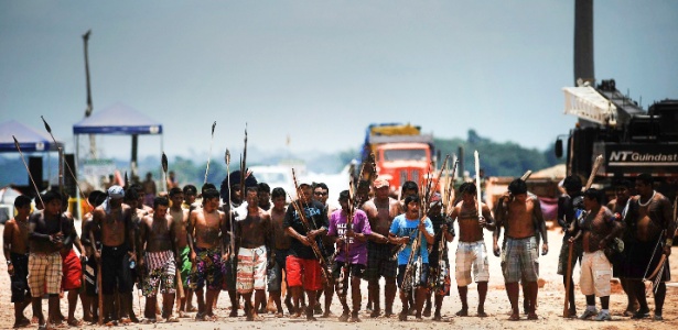 9.out.2012 - Dezenas de índios, pescadores e ribeirinhos bloquearam o acesso das máquinas ao canteiro de obras da usina de Belo Monte em protesto ao impacto ecológico e a remoção das populações de áreas que serão alagadas com a construção daquela que será a terceira maior represa de uma hidrelétrica do mundo. De acordo com o líder dos protestos, manifestantes paralisaram a construção durante a noite, forçando os operários a abandonarem seus postos - Lunae Parracho/Reuters