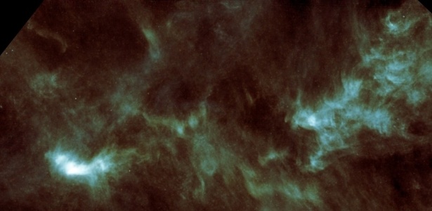 9.out.2012 - O observatório espacial Herschel descobriu vapor de água na nuvem de poeira e gás que está prestes a se tornar uma estrela tão grande e brilhante como o nosso Sol, informou a Agência Espacial Europeia (ESA, na sigla em inglês) nesta terça-feira (9). A nuvem molecular Taurus, que está a 450 anos-luz de distância, tem água suficiente para encher cerca de 2.000 oceanos como os da Terra