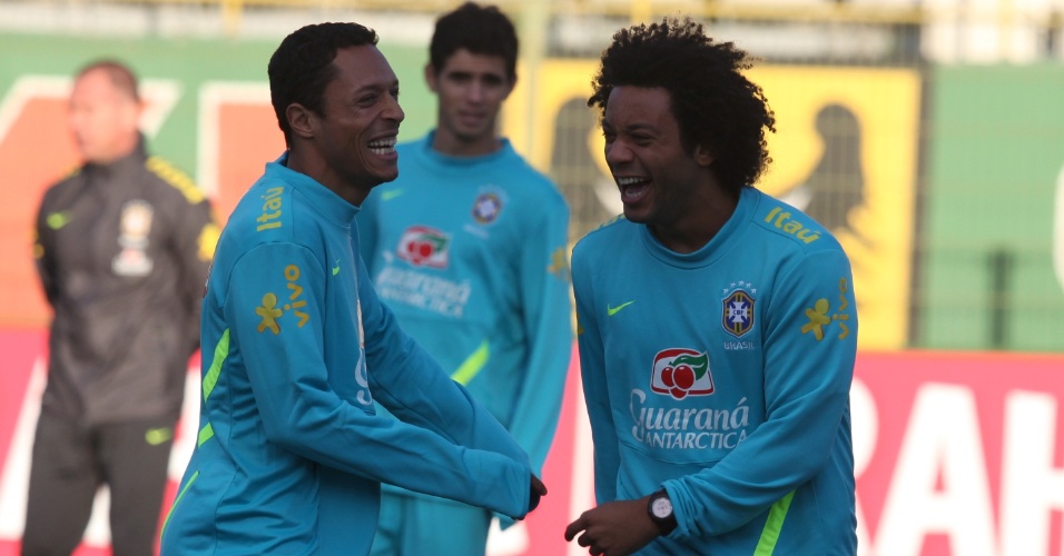 Adriano e Marcelo se divertem em treino da seleção na Polônia