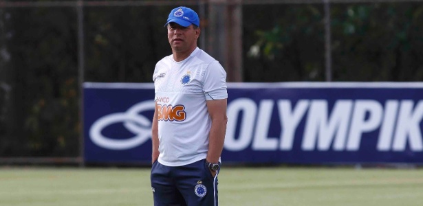 Técnico Celso Roth observa treino do Cruzeiro na Toca da Raposa - Washington Alves/Vipcomm