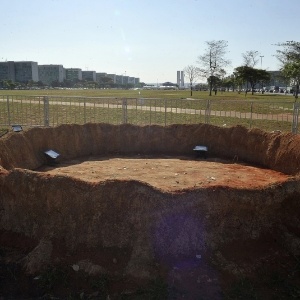 Espaço deixado pela réplica gigante do tatu-bola que estava posicionada em Brasília até o ataque
