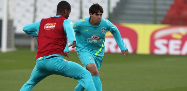 Kaká foi escalado por Mano Menezes entre os titulares em primeiro treino na seleção brasileira na Polônia