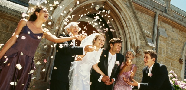 Convidados mais que especiais, padrinhos e madrinhas de casamento recebem mimos dos noivos  - Thinkstock