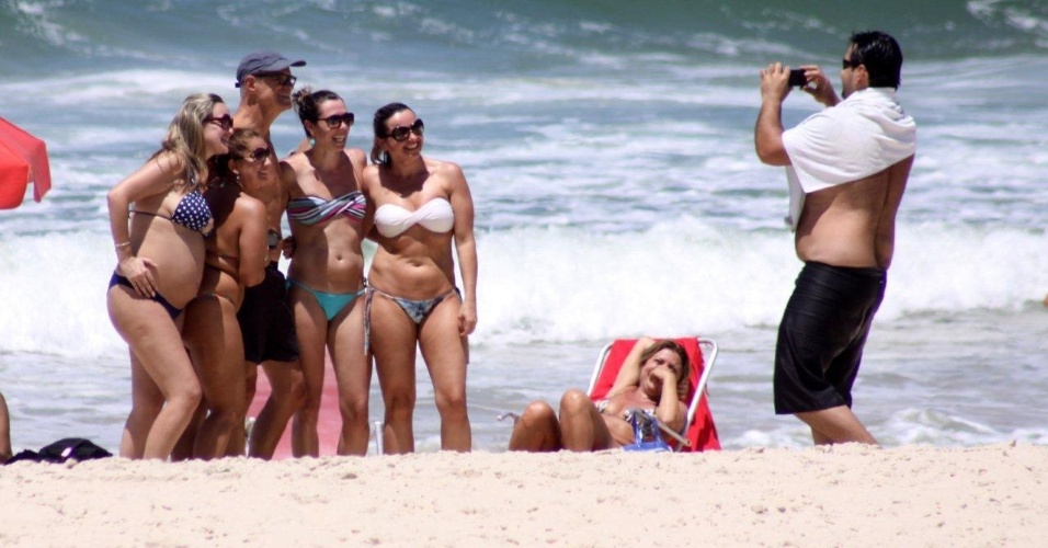 O ator Marcos Caruso tira fotos com fãs na praia do Leblon, Rio de Janeiro (9/10/12)