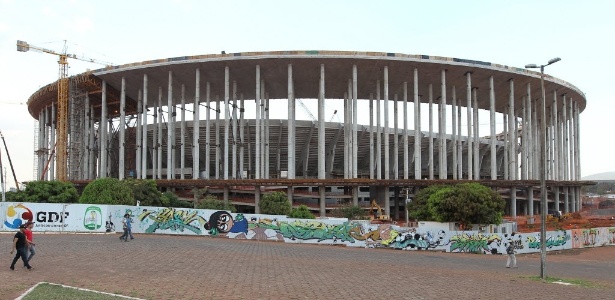 O Estádio Nacional, em Brasília, para 71 mil pessoas; custo de mais de R$ 1 bi e 100% de dinheiro público