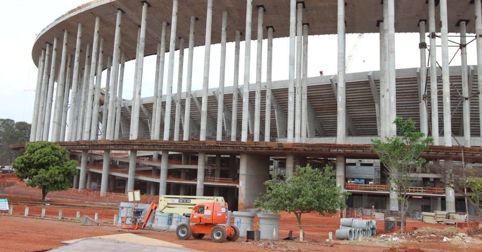 Obras na parte externa do estádio Mané Garrincha, sede da Copa das Confederações de 2013 e da Copa do Mundo de 2014