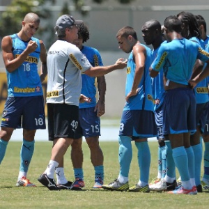 Oswaldo de Oliveira comandou treino descontraído, que foi disputado sem Elkeson e Bruno Mendes - Fernando Soutello/AGIF