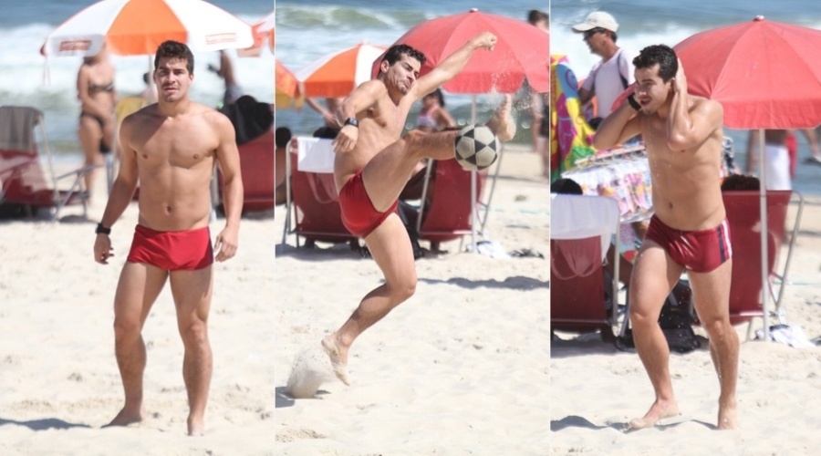 Thiago Martins, o Leandro de "Avenida Brasil", jogou futebol na praia do Leblon, zona sul do Rio (9/10/12)