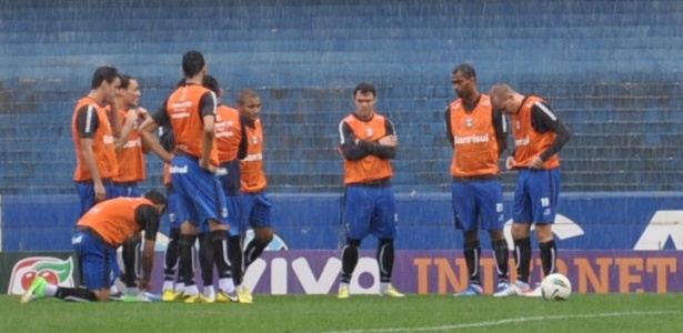 Titulares do Grêmio se preparando para coletivo debaixo de chuva no estádio Olímpico - Marinho Saldanha/UOL Esporte