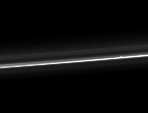10.out.2012 - A sonda Cassini fez um registro inusitado de Saturno e focou apenas o brilho do anel F, o mais externo do planeta e que tem mais de 880 mil quilômetros de circunferência. A imagem divulgada pela Nasa (Agência Espacial Norte-Americana) nesta quarta-feira (10) foi detectada pelo instrumento no dia 13 de agosto