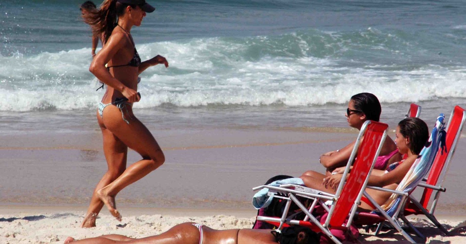 10.out.2012 - Cariocas aproveitam a praia nesta manhã de sol no Rio de Janeiro. Os termômetros devem atingir 36°C