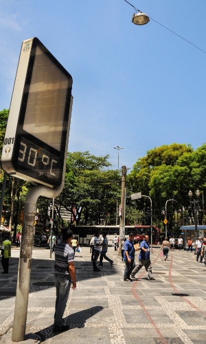 10.out.2012 - Termômetro de rua registra o calor no centro de São Paulo nesta manhã. A previsão é de 32°C como máxima para a capital