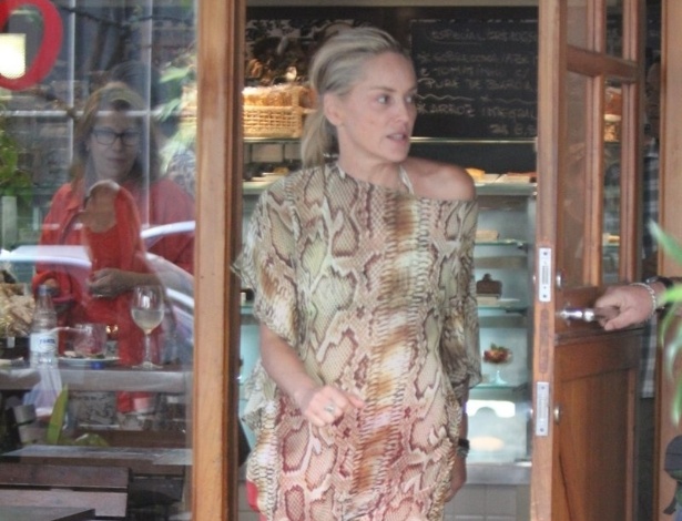 A atriz Sharon Stone sai de um restaurante no Leblon, no Rio de Janeiro. Ela está no Brasil para visitar o namorado Martin Mica, que é Argentino, mas mora no Brasil (10/10/12)