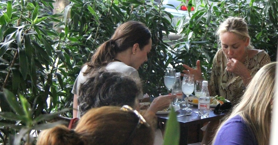 Acompanhada de uma mulher, a atriz Sharon Stone almoça em um restaurante no Leblon, no Rio de Janeiro. Ela está no Brasil para visitar o namorado Martin Mica, que é Argentino, mas mora no Brasil (10/10/12)