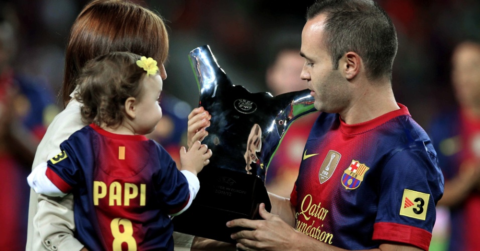 Acompanhado da mulher e da filha, Andrés Iniesta mostra aos torcedores do Barcelona o troféu de melhor jogador da temporada europeia (02/09/2012)