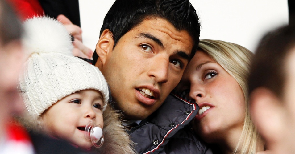 Acompanhado da mulher, Sofia, e da filha, Delfina, Luiz Suares acompanha jogo de seu time, o Liverpool, nas arquibancadas do estádio Anfield (28/01/2012)