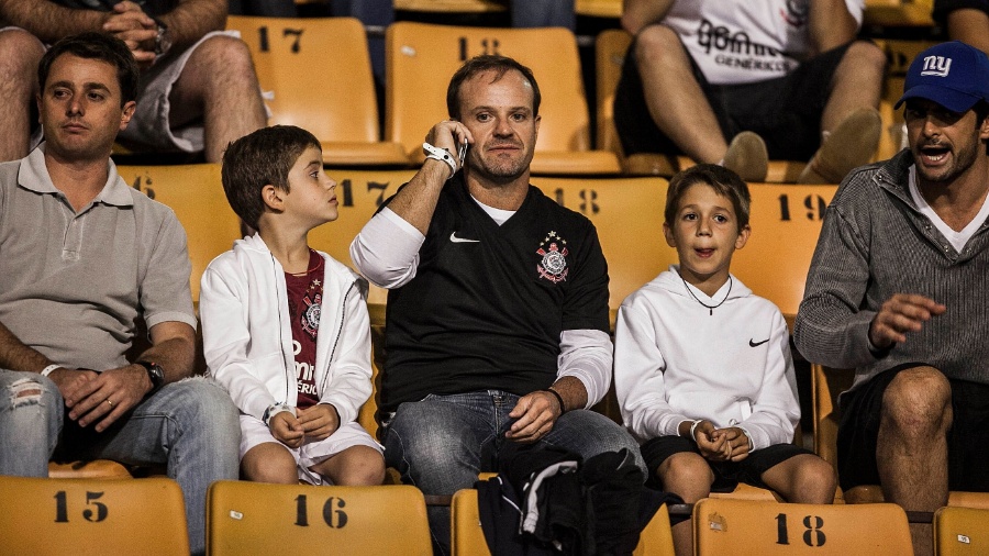 Ao lado dos filhos, Rubens Barrichello marca presença no Pacaembu para assistir ao duelo entre Corinthians x Flamengo - Leonardo Soares/UOL