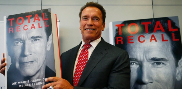 Arnold Schwarzenegger apresenta sua bigrafia, "Total Recall", durante a Feira do Livro de Frankfurt, na Alemanha (10/10/12) - Ralph Orlowski/Reuters