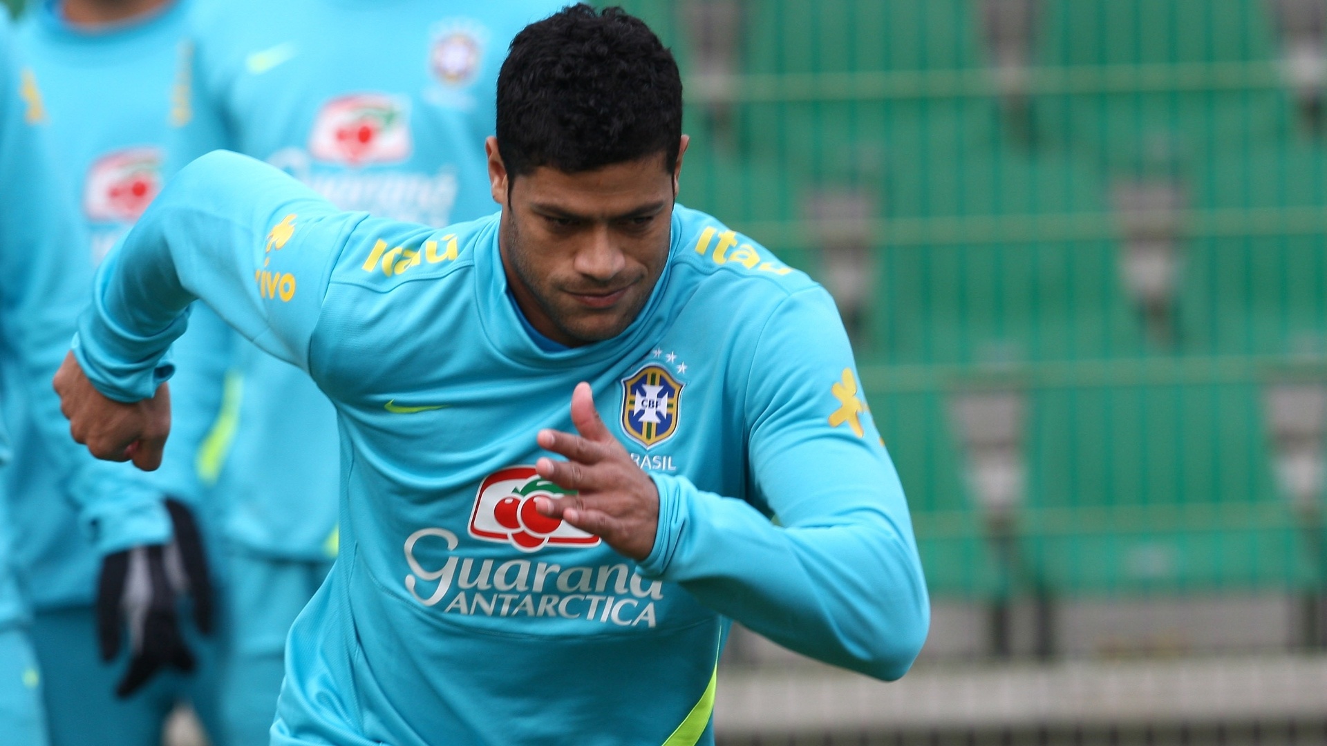 Atacante Hulk em treino da seleção brasileira