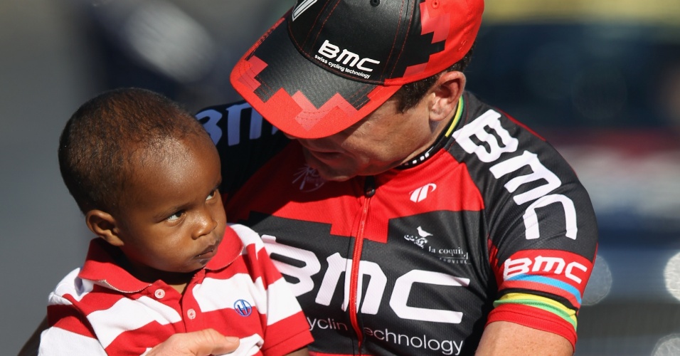 Australiano Cadel Evans pedala com o filho ao final de uma etapa da Volta da França (22/07/2012)