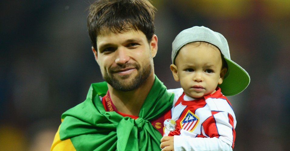 Brasileiro Diego carrega o filho após a conquista do Atlético de Madri na final da Liga Europa (09/05/2012)