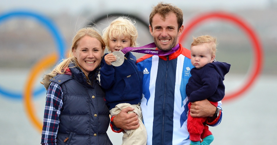 Britânico Nick Dempsey sobe ao pódio com a mulher, Sarah, e com os filhos, Thomas-Flynn e Oscar, para receber a prata da classe RS:X da vela na Olimpíada de Londres (07/08/2012)