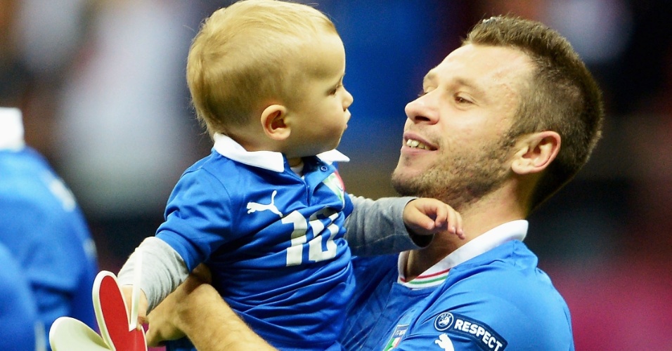 Cassano comemora com o filho Christopher a vitória da Itália sobre a Alemanha na semifinal da Eurocopa (28/06/2012)