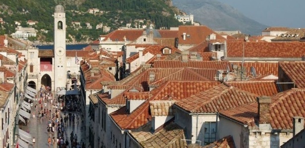 Centro histórico de Dubrovnik é visto desde o alto das muralhas que cercam a cidade  - Marcel Vincenti/UOL