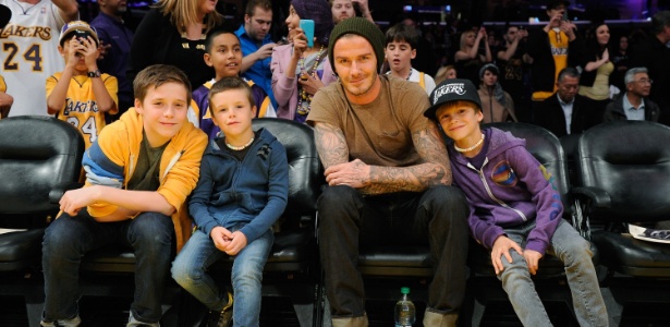 David Beckham com os filhos Brooklyn, Cruz e Romeo, que querem fazer tatuagens assim como o pai