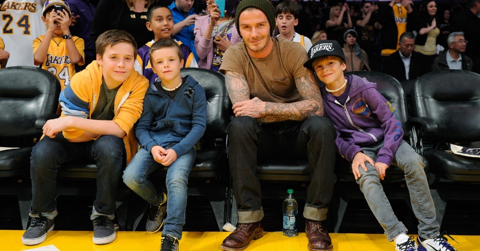 David Beckham posa com seus filhos Brooklyn, Cruz e Romeo enquanto assiste ao jogo entre Los Angeles Lakers e Phoenix Suns pela NBA (17/02/2012)