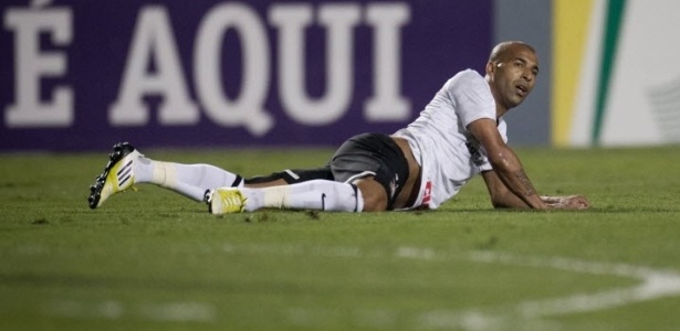 Sheik fica caído no gramado do Pacaembu durante o duelo contra o Flamengo - Ricardo Nogueira/Folhapress