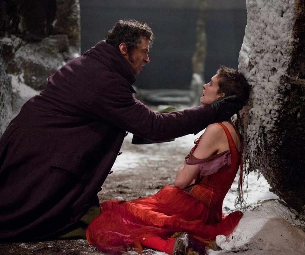 Hugh Jackman e Anne Hathaway em cena de "Os Miseráveis", de Tom Hooper - Divulgação