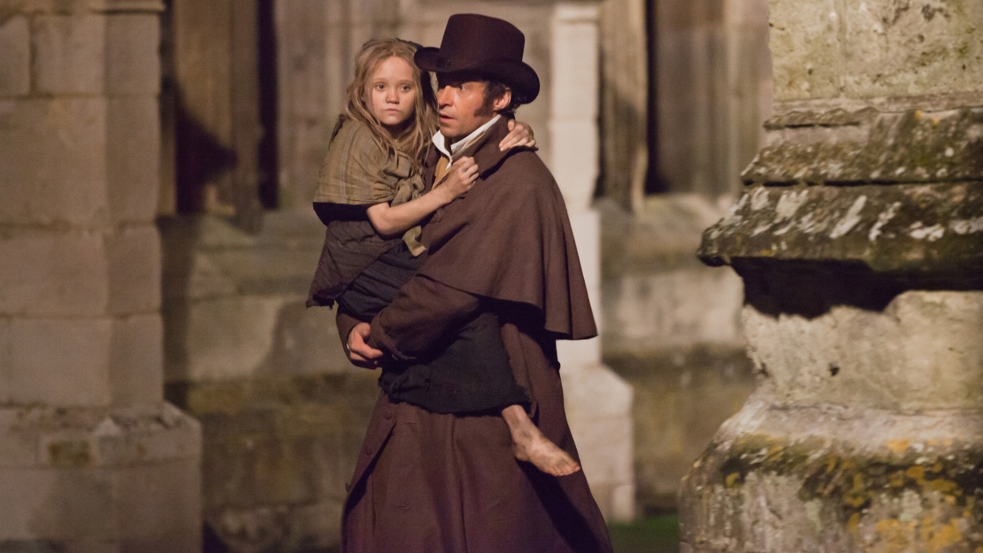 Isabelle Allen e Hugh Jackman em cena de "Os Miseráveis", de Tom Hooper - Divulgação