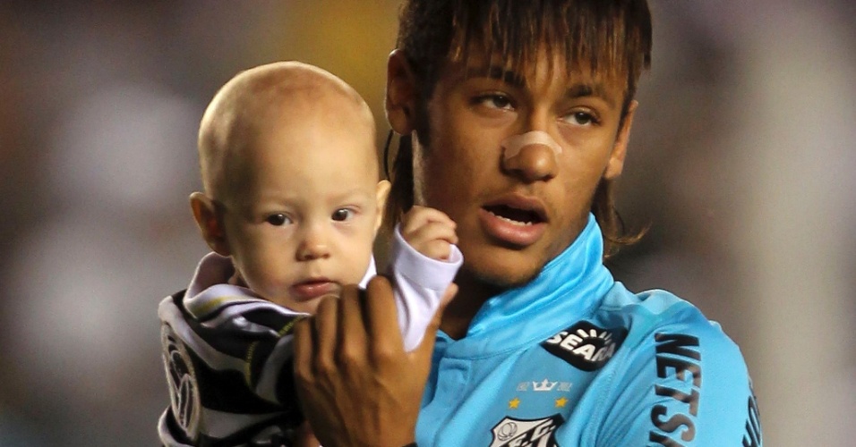 Neymar entra em campo com o filho Davi Lucca antes de jogo pelo Santos contra o The Strongest na Vila Belmiro (19/04/2012)