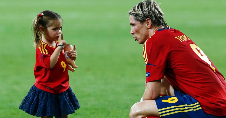 Nora, filha de Fernando Torres, brinca com o pai após o título da Espanha na Eurocopa (01/07/2012)