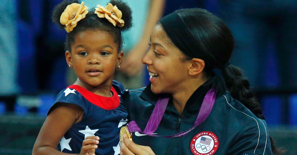 Norte-americana Candace Parker celebra o ouro olímpico do basquete feminino com a filha Laila (11/08/2012)
