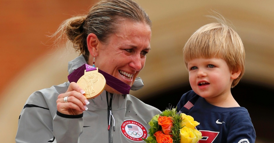 Norte-americana Kristin Armstrong sobe ao pódio com o filho Lucas para receber um ouro do ciclismo na Olimpíada de Londres (01/08/2012)