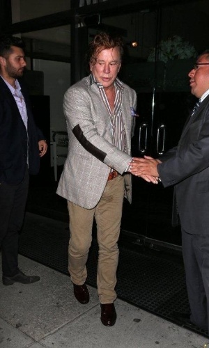 O ator Mickey Rourke deixou um restaurante em Beverly Hills, na Califórnia, com as calças molhadas conforme cumprimentava fãs (10/10/12)