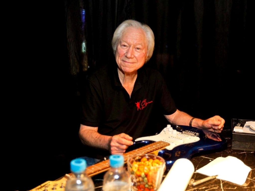 O pianista Glen Hardin posa ao lado de uma guitarra da exposição "The Elvis Experience" (10/10/12) - Leandro Moraes/UOL