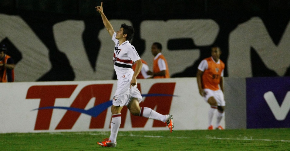 Osvaldo comemora após marcar o segundo gol do São Paulo na partida contra o Vasco