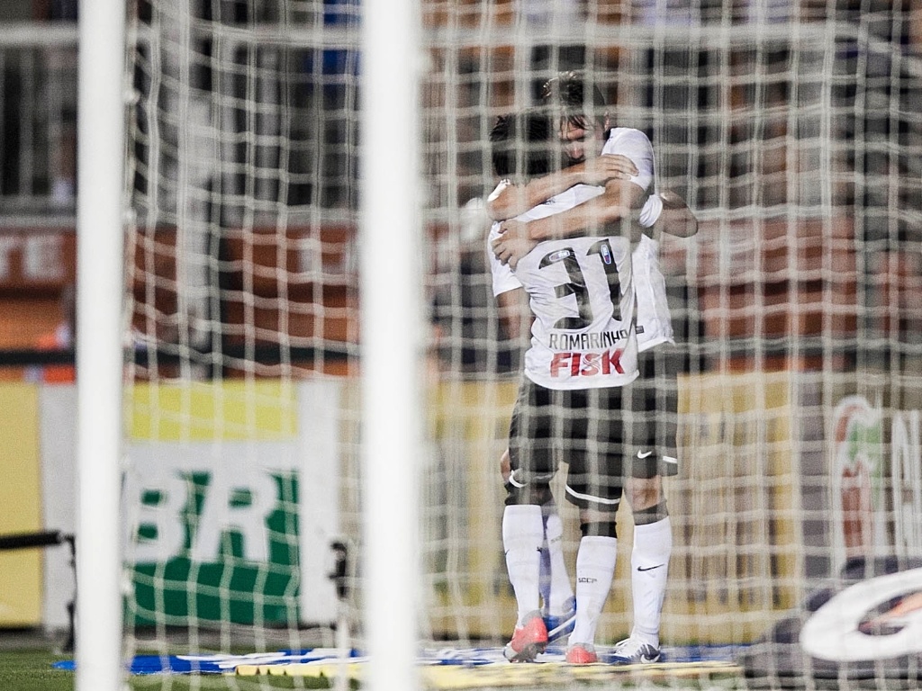 Paulo André é abraçado por Romarinho após marcar o segundo gol do Corinthians contra o Flamengo