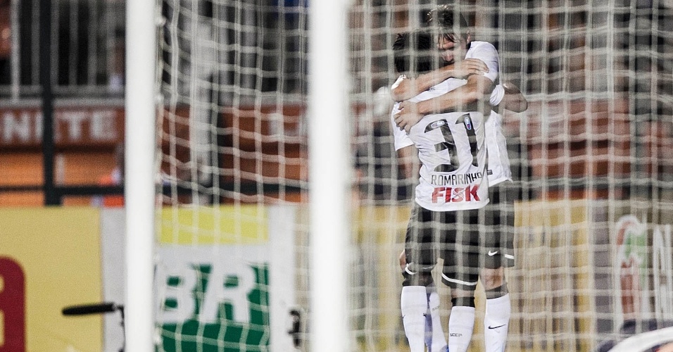 Paulo André é abraçado por Romarinho após marcar o segundo gol do Corinthians contra o Flamengo