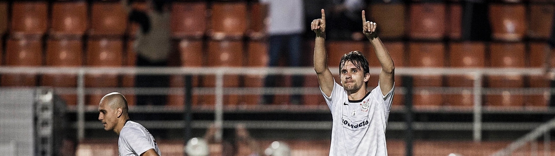 Paulo André festeja após marcar o gol da virada do Corinthians contra o Flamengo, no Pacaembu